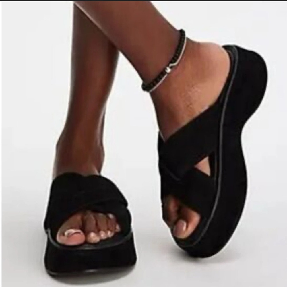NIB Free People Black Suede
Leather Asbury Flatform Slides
Size 7